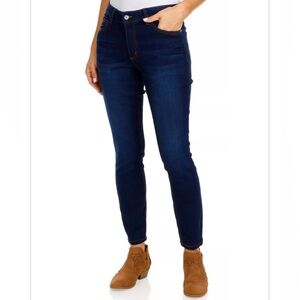 Liz Claiborne Women’s Dark City Skinny stretch Jeans / Size 14